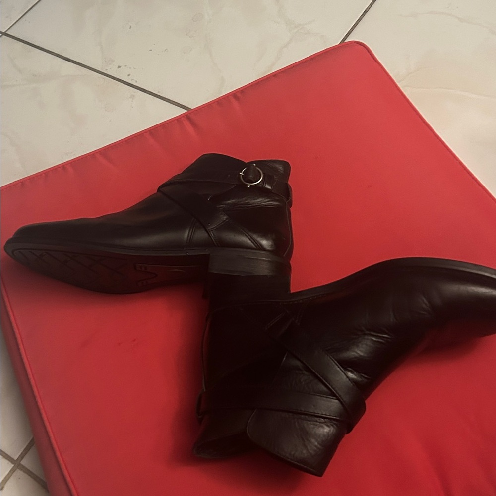 Ariat - Picture 5 of 16